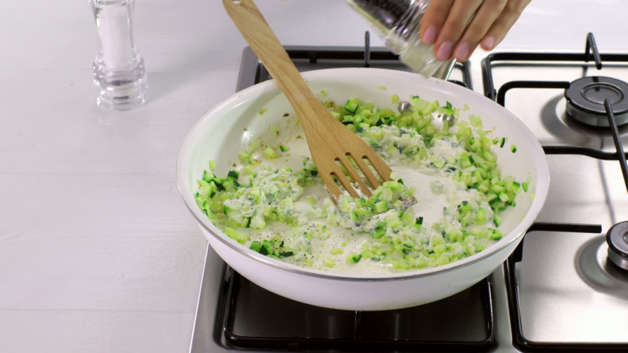 Knapperige courgetterolletjes stap 4.mov