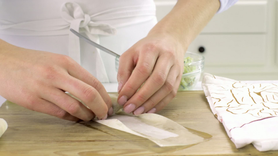 Knapperige courgetterolletjes stap 8.mov