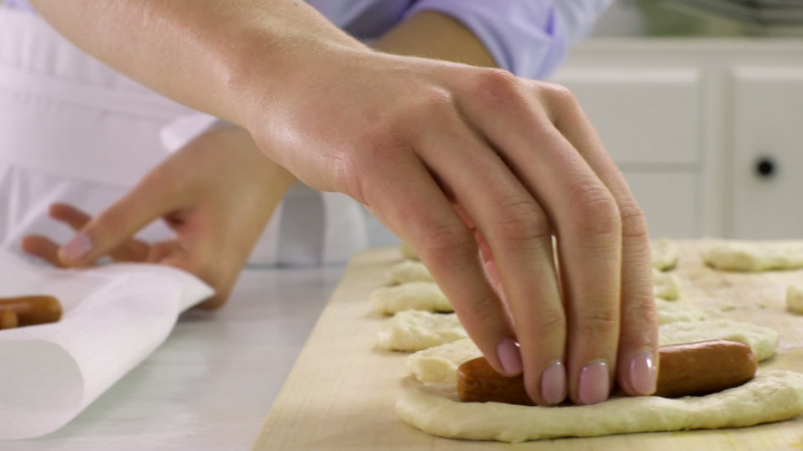 Rupsbroodjes met knakworst stap 5.mov