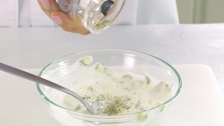 Visballetjes met yoghurt-augurksausje stap 2.mov