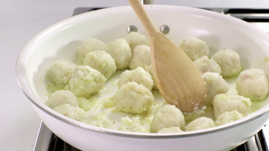 Visballetjes met yoghurt-augurksausje stap 6.mov