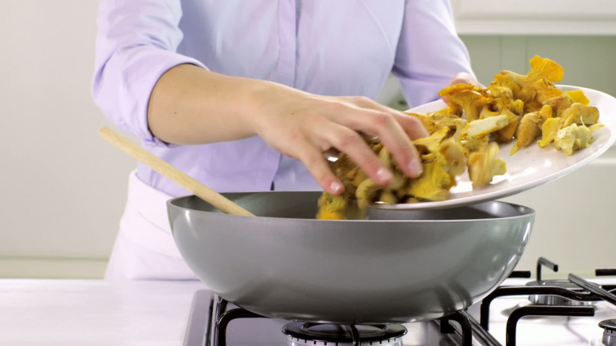 Cantharellen met hoisinsaus en schelvis stap 4.mov