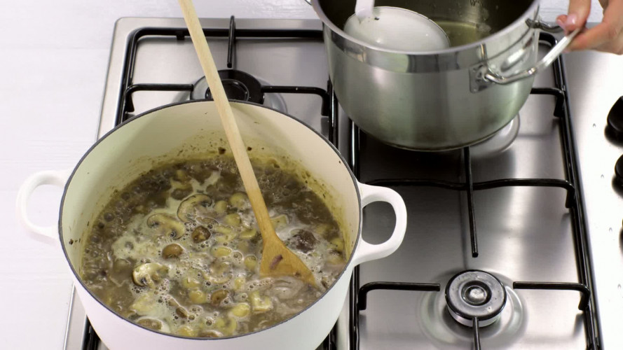 Paddenstoelensoep met raapstelenpesto stap 8.mov