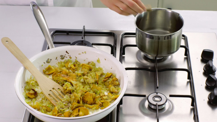 Pappardelle met cantharellenragout en dungesneden biefstuk stap 5.mov