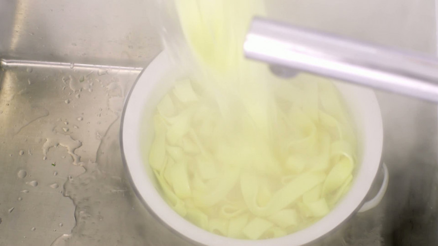 Pappardelle met cantharellenragout en dungesneden biefstuk stap 9.mov