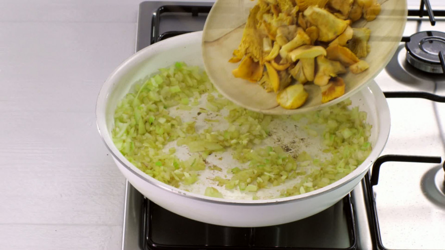 Pappardelle met cantharellenragout en dungesneden biefstuk stap 4.mov