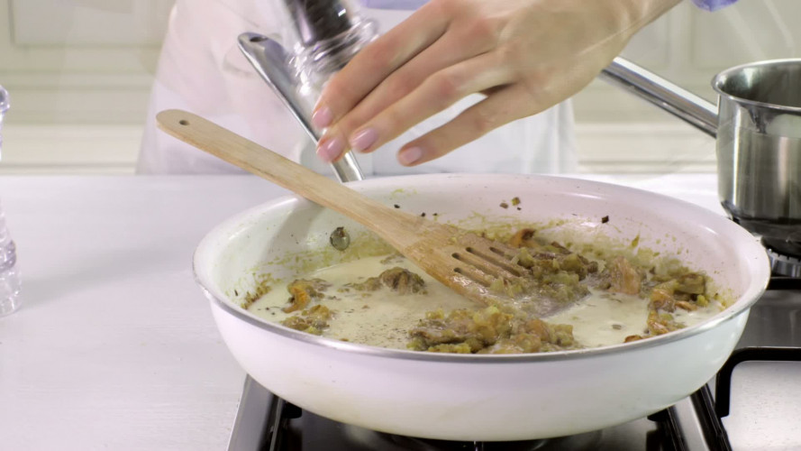 Pappardelle met cantharellenragout en dungesneden biefstuk stap 7.mov