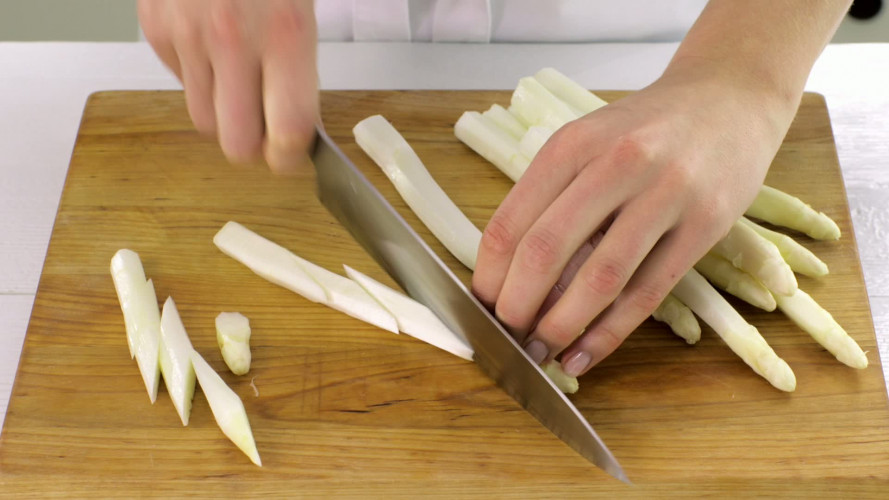 Aspergeroerbak met edamame en korianderdressing stap 2.mov