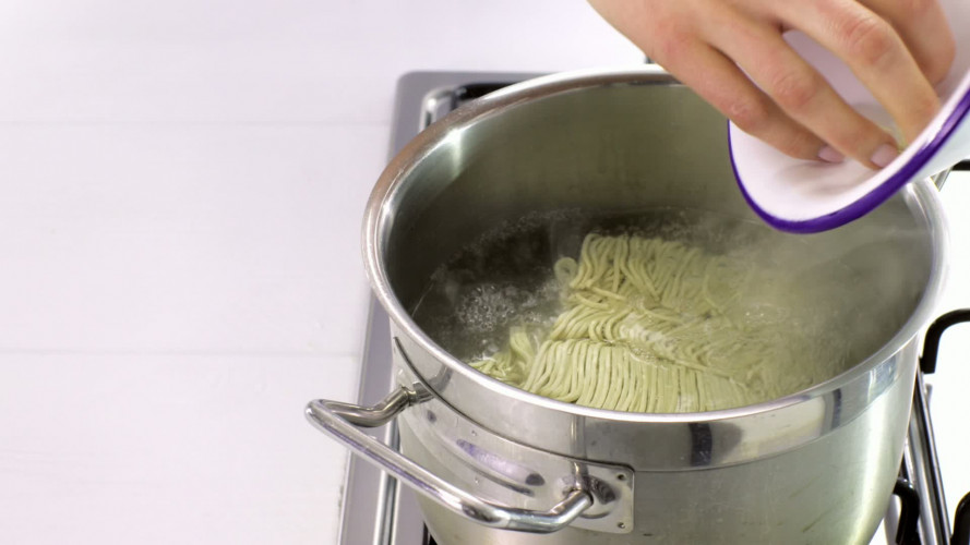 Aspergeroerbak met edamame en korianderdressing stap 4.mov