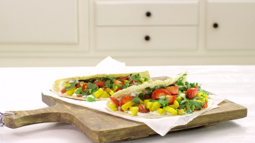 Lunchwraps met aardbeien, mango, avocado en limoen stap 8.mov