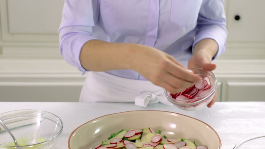 Raapstelensalade met appel en geitenkaascroutons