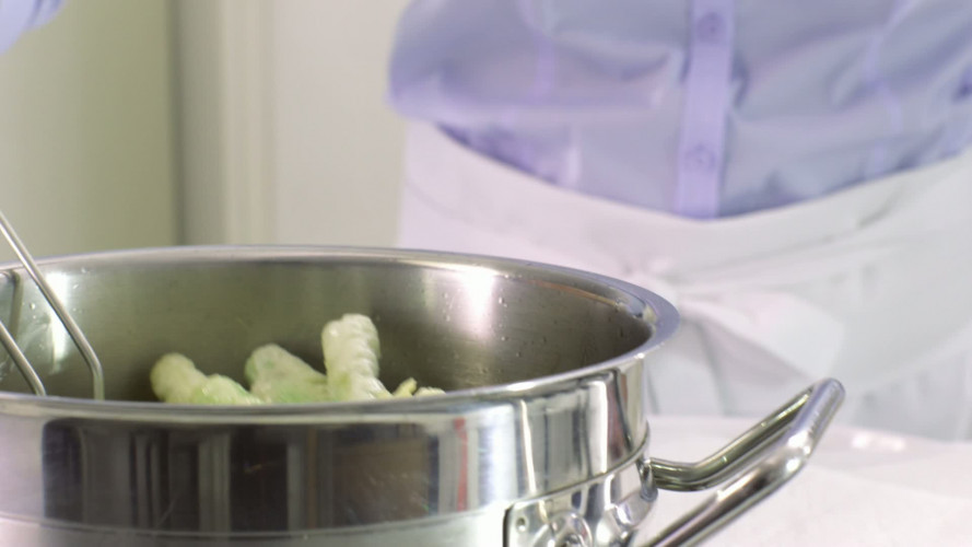 Tempura van groene en witte asperges stap 6.mov