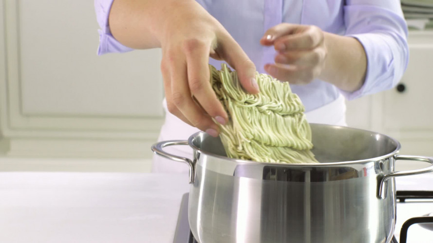 Thaise kip-kokos-noedelsoep met kipfiletblokjes stap 1.mov