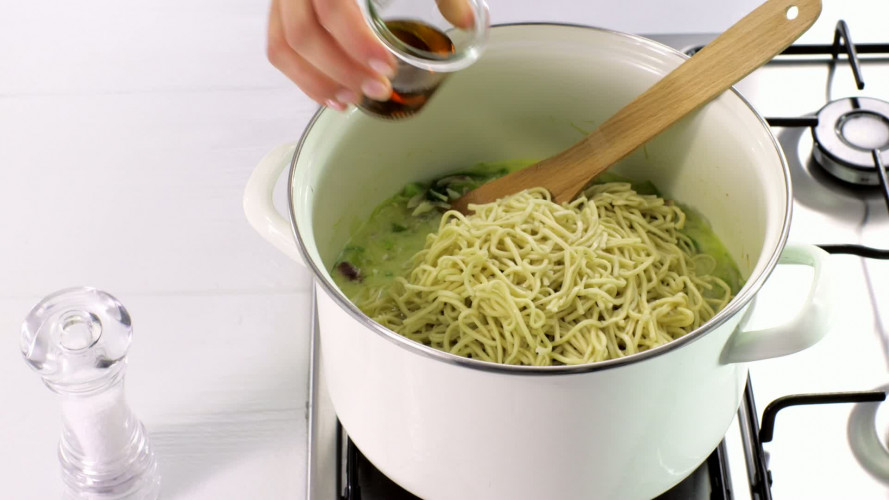 Thaise kip-kokos-noedelsoep met kipfiletblokjes stap 5.mov