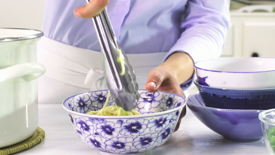 Thaise kip-kokos-noedelsoep met kipfiletblokjes stap 6.mov