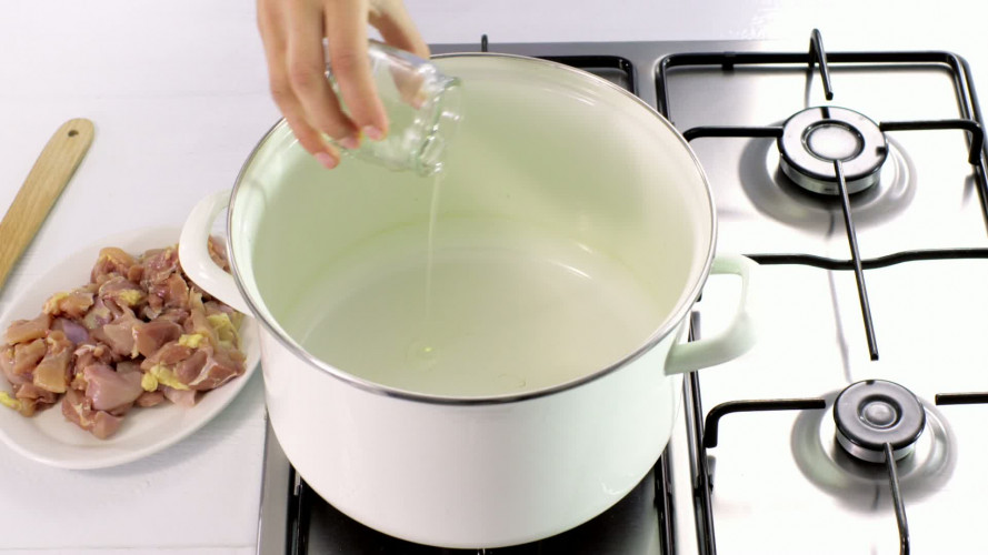 Thaise kip-kokos-noedelsoep met kipfiletblokjes stap 2.mov