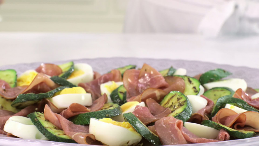 Courgette­rookvlees­salade met ei en rucolapesto stap 8.mov