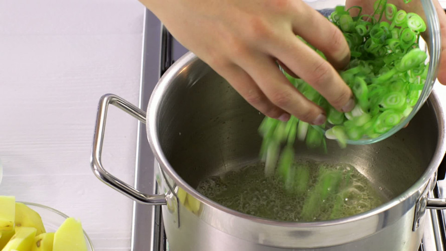 Koude opperdoezersoep met pancetta en bosui stap 3.mov