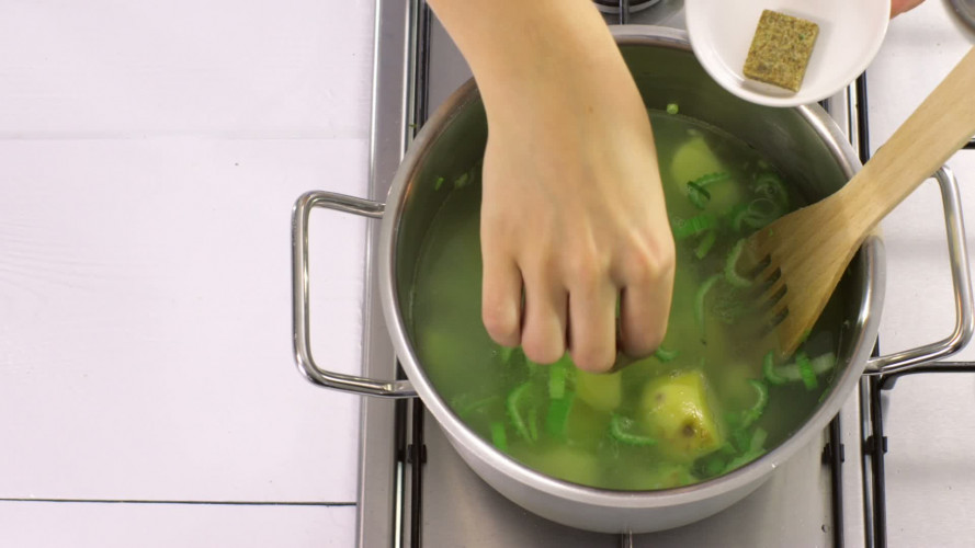 Koude opperdoezersoep met pancetta en bosui stap 4.mov