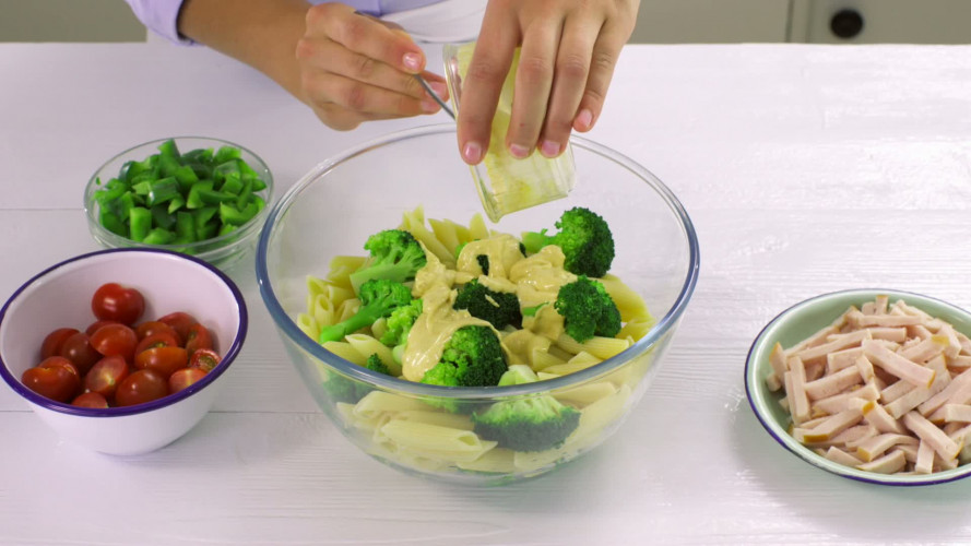 Pastasalade met vadouvan, ei en kip stap 5.mov