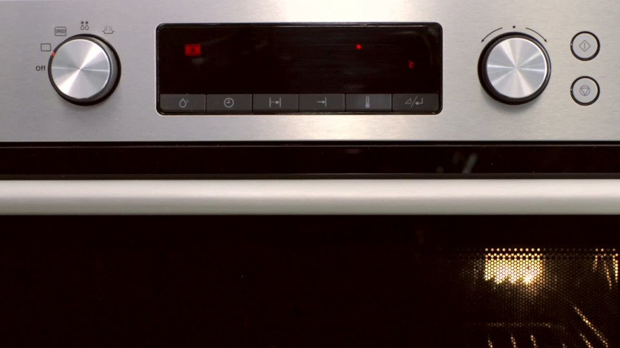 Spinaziesalade met gegrilde kip aardbeien en witte kaas stap 2.mov