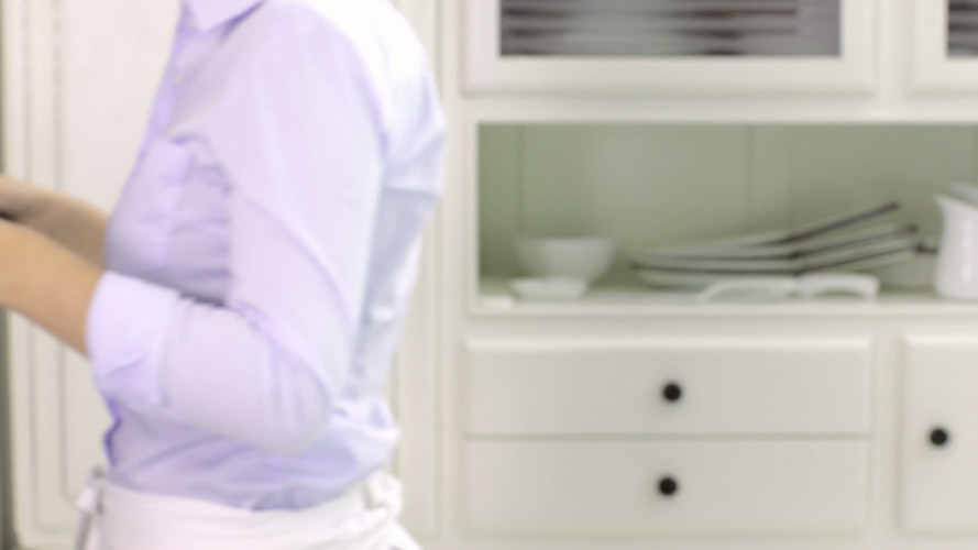 Spinaziesalade met gegrilde kip aardbeien en witte kaas stap 4.mov