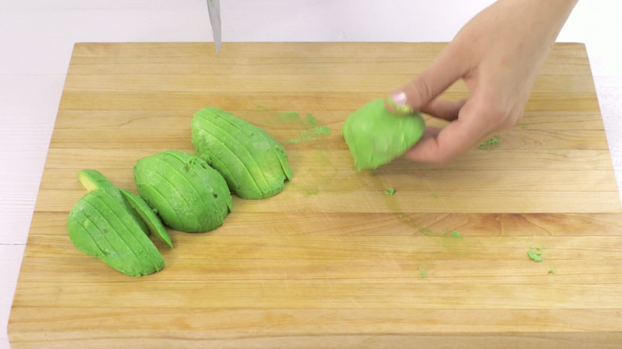Spinaziesalade met gegrilde kip aardbeien en witte kaas stap 8.mov