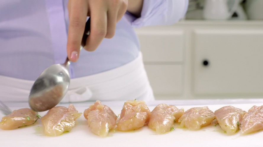 Spinaziesalade met gegrilde kip aardbeien en witte kaas stap 5.mov
