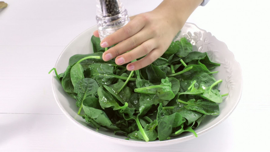 Spinaziesalade met gegrilde kip aardbeien en witte kaas stap 9.mov