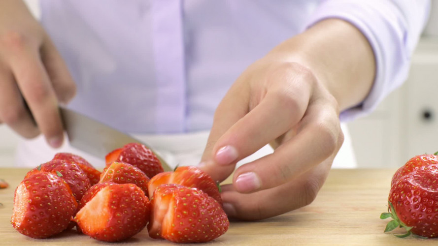 Spinaziesalade met gegrilde kip aardbeien en witte kaas stap 7.mov