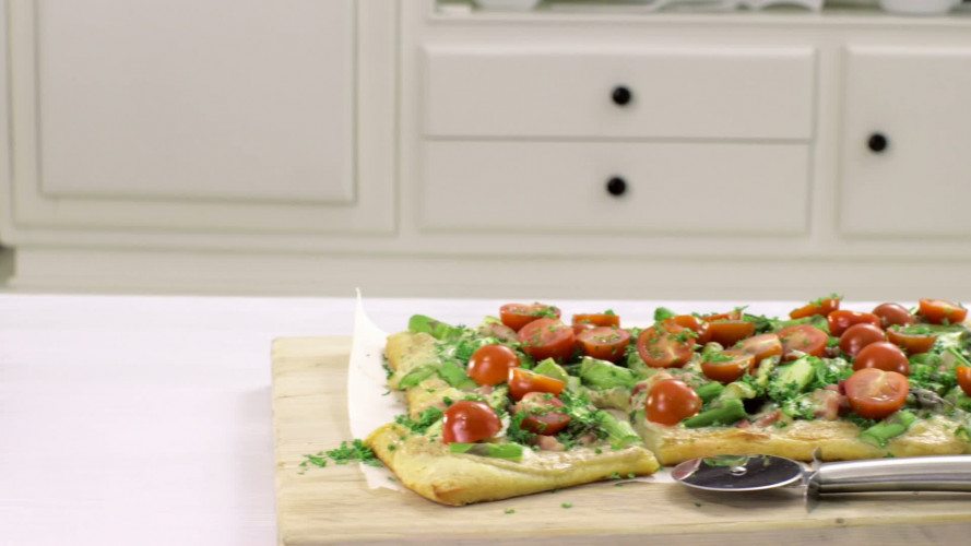 Zomerse Flammenkuchen met gruyere en groene asperges stap 7.mov