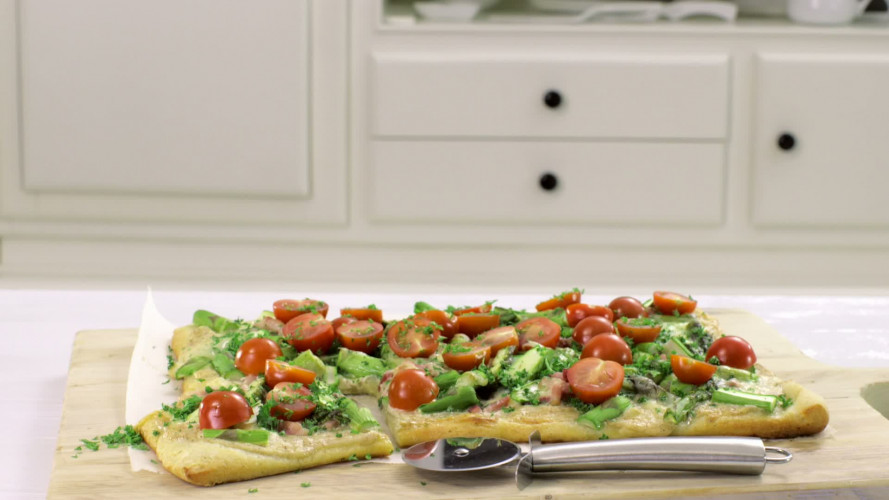 Zomerse Flammenkuchen met gruyere en groene asperges ZONDER.mov