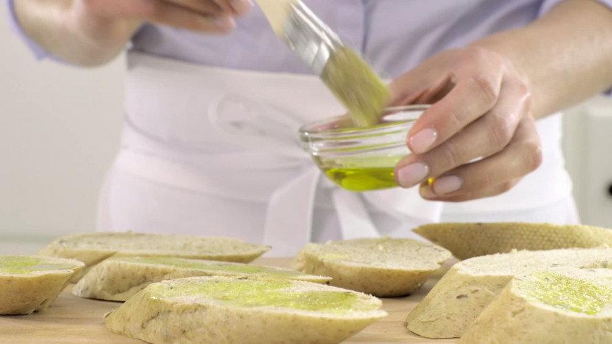 Courgette­rookvlees­salade met ei en rucolapesto stap 1.mov