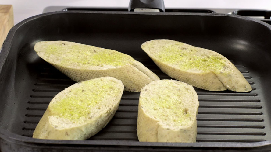 Courgette­rookvlees­salade met ei en rucolapesto stap 2.mov