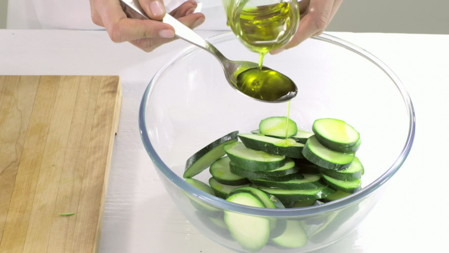 Courgette­rookvlees­salade met ei en rucolapesto stap 4.mov