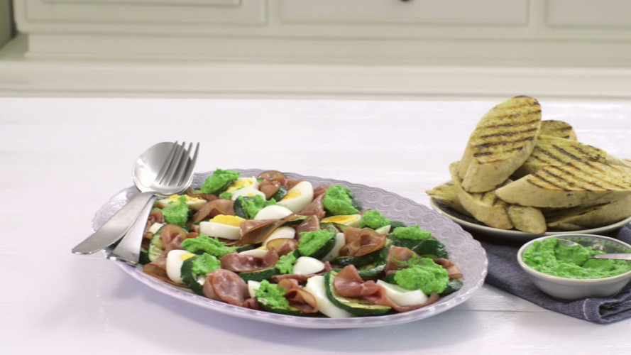 Courgette­rookvlees­salade met ei en rucolapesto stap 9.mov