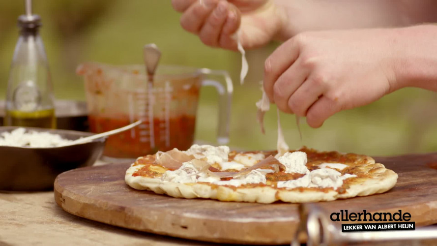 Gegrilde pizza met rauwe ham en truffelmascarpone stap 10