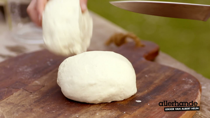 Gegrilde pizza met rauwe ham en truffelmascarpone stap 3