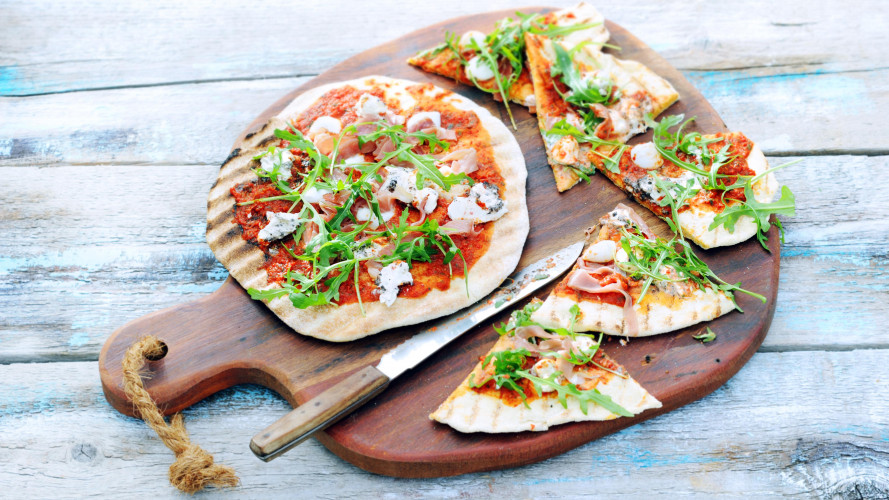 Gegrilde pizza met rauwe ham en truffelmascarpone