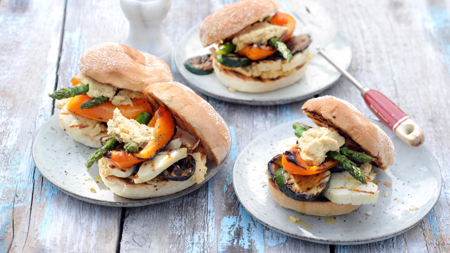 Halloumiburger met gegrilde groenten en hummus