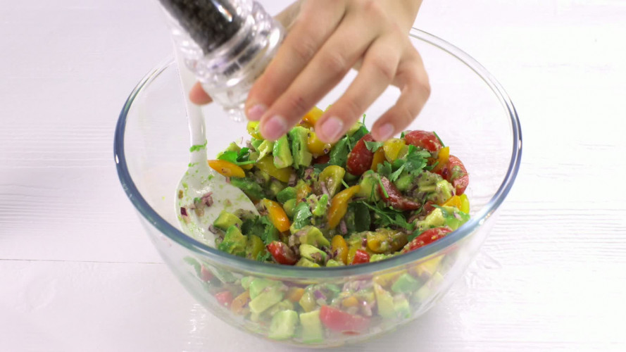 Gegrilde witte tonijn met avocadosalade stap 5.mov