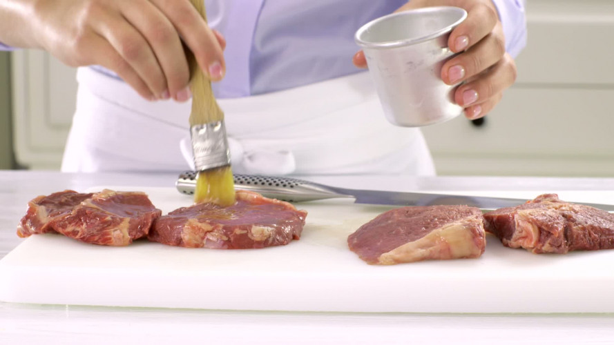 Steak met gefrituurde uienringen stap 1.mov