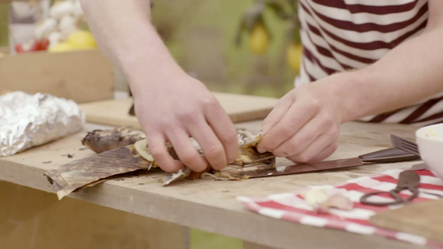 Forel in krant met barbecuestokbrood