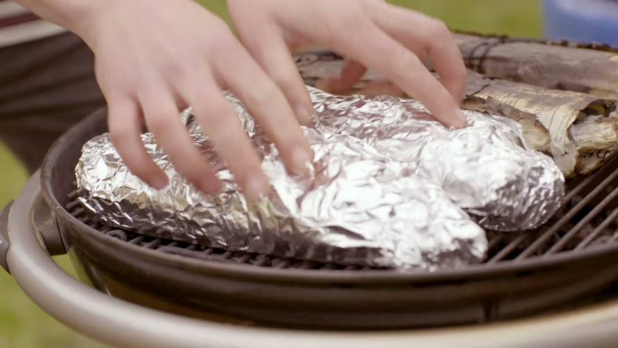 Forel in krant met barbecuestokbrood stap 6