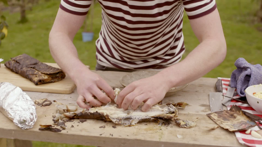 Forel in krant met barbecuestokbrood stap 7