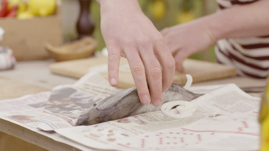 Forel in krant met barbecuestokbrood stap 2