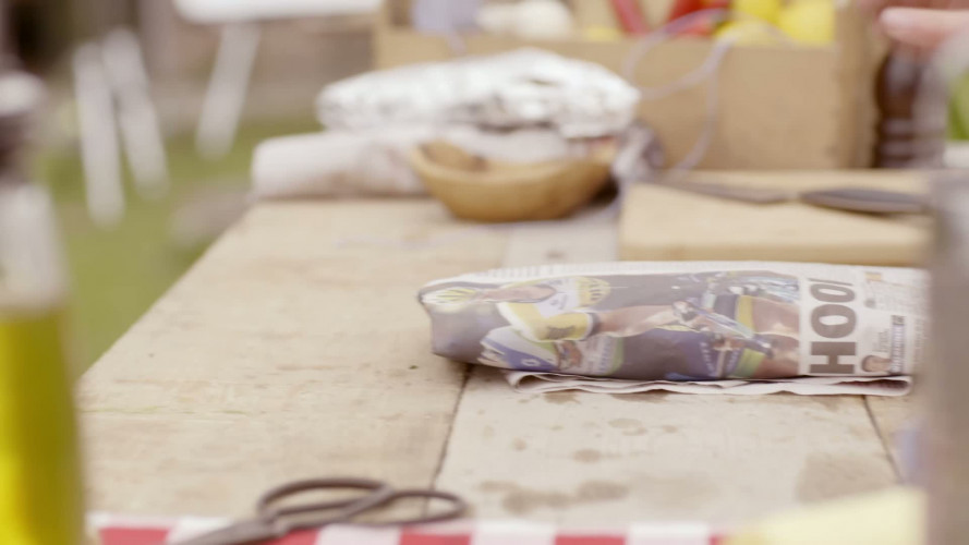 Forel in krant met barbecuestokbrood stap 3