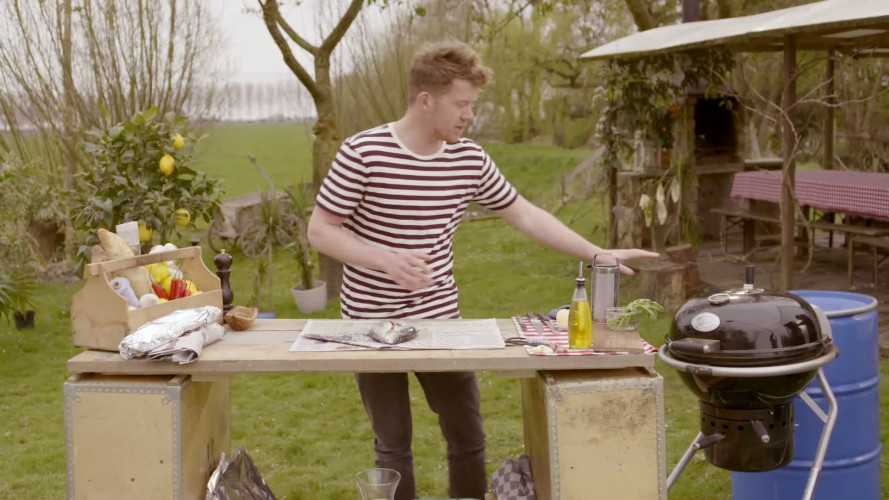 Forel in krant met barbecuestokbrood stap 1