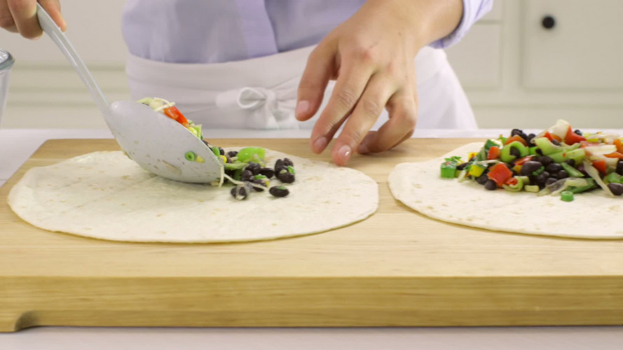 Burrito met bonen-groentechili en mole stap 10.mov