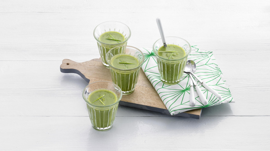 Gazpacho van kropsla, tuinerwten en bieslook